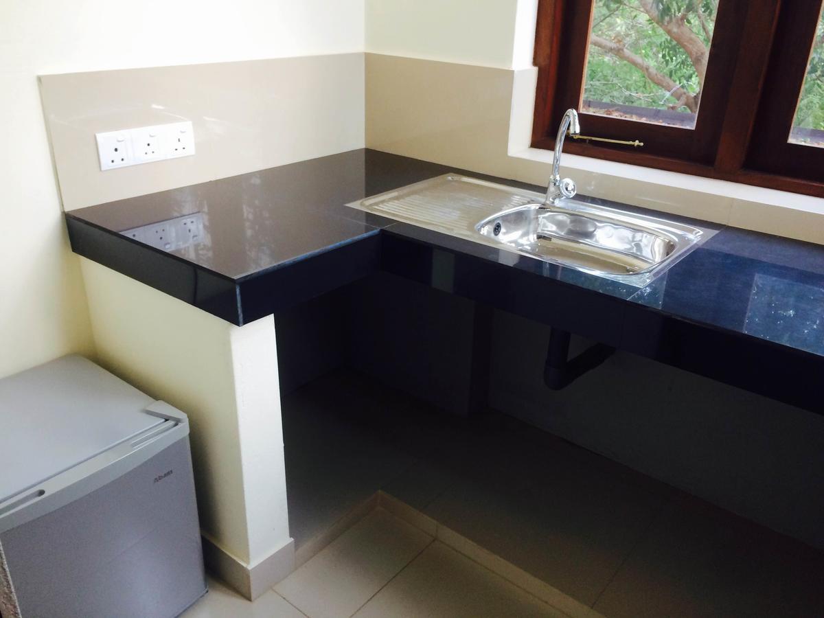 נגומבו Sea Breeze Deluxe Inn מראה חיצוני תמונה