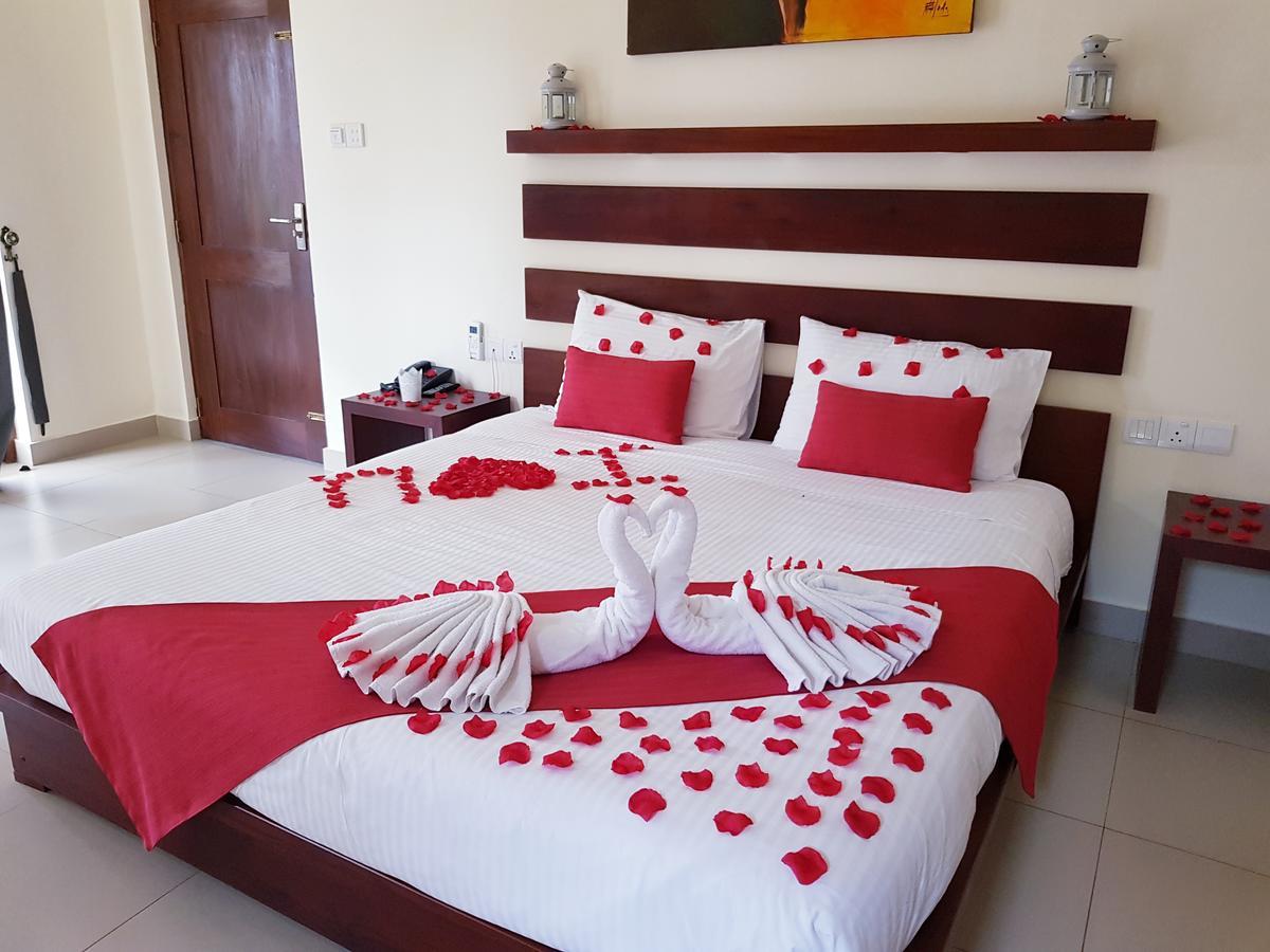 נגומבו Sea Breeze Deluxe Inn מראה חיצוני תמונה
