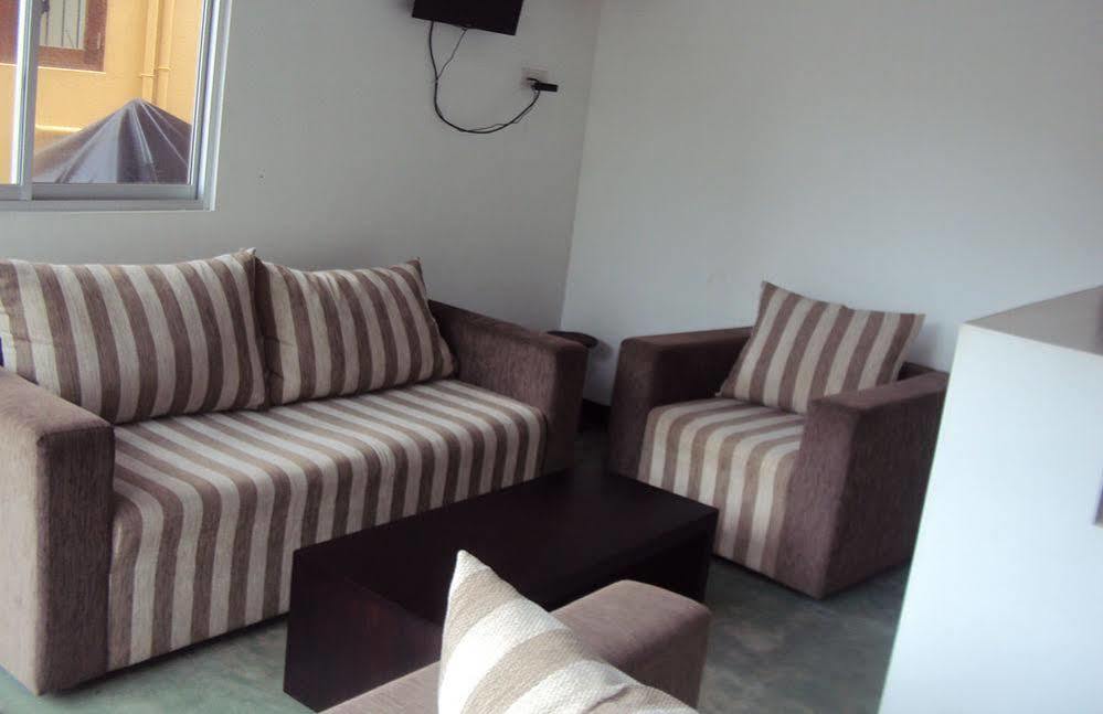 נגומבו Sea Breeze Deluxe Inn מראה חיצוני תמונה